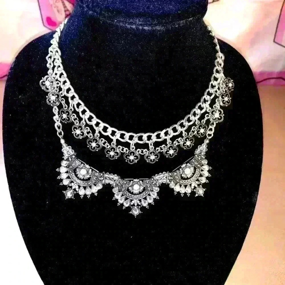 Jewelry - Vintage aged silver tone necklace